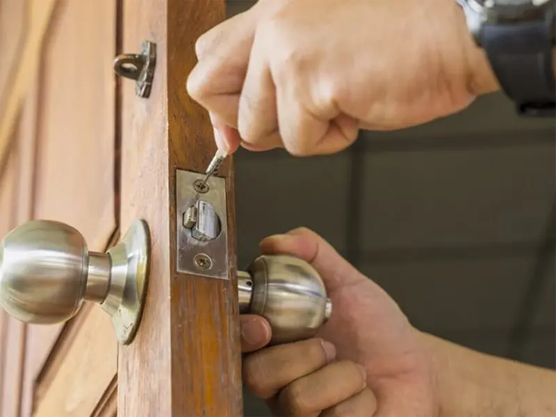 Sửa Khóa Cửa Cuốn Bị Kẹt – Nguyên Nhân Và Cách Xử Lý Hiệu Quả, An Toàn